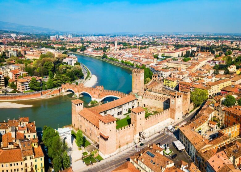 Protesta a Verona contro Airbnb e turisti